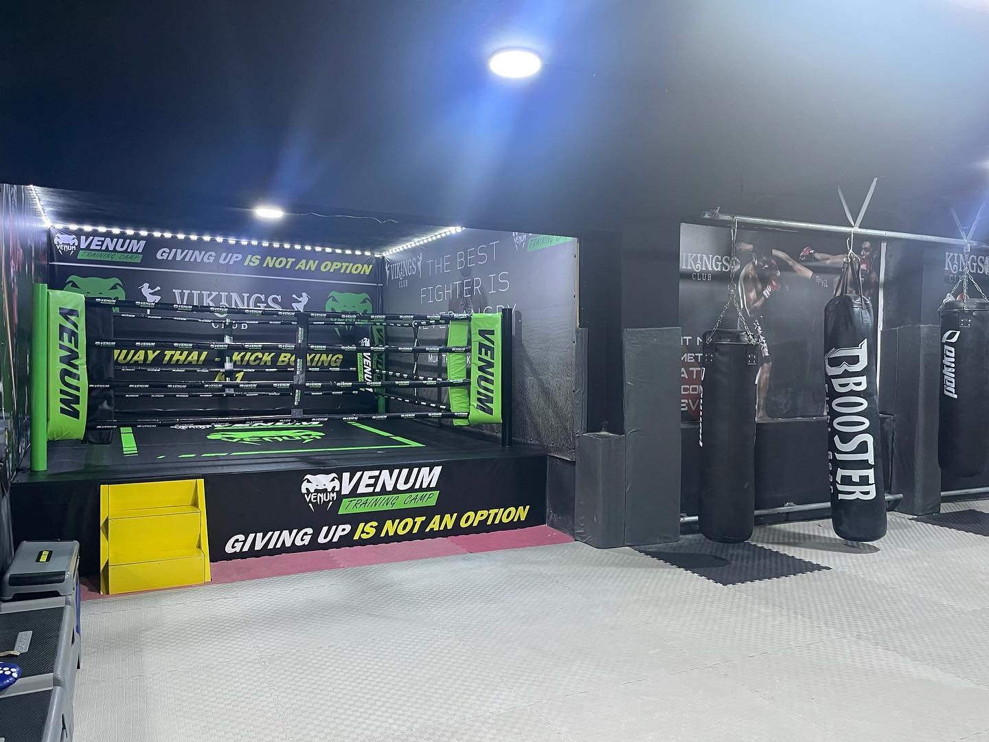 Salle de musculation avec poids libres au Vikings Club Tanger